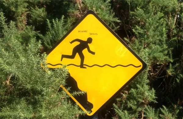 来，让我们在水中悬崖边赛跑吧.webp.jpg
